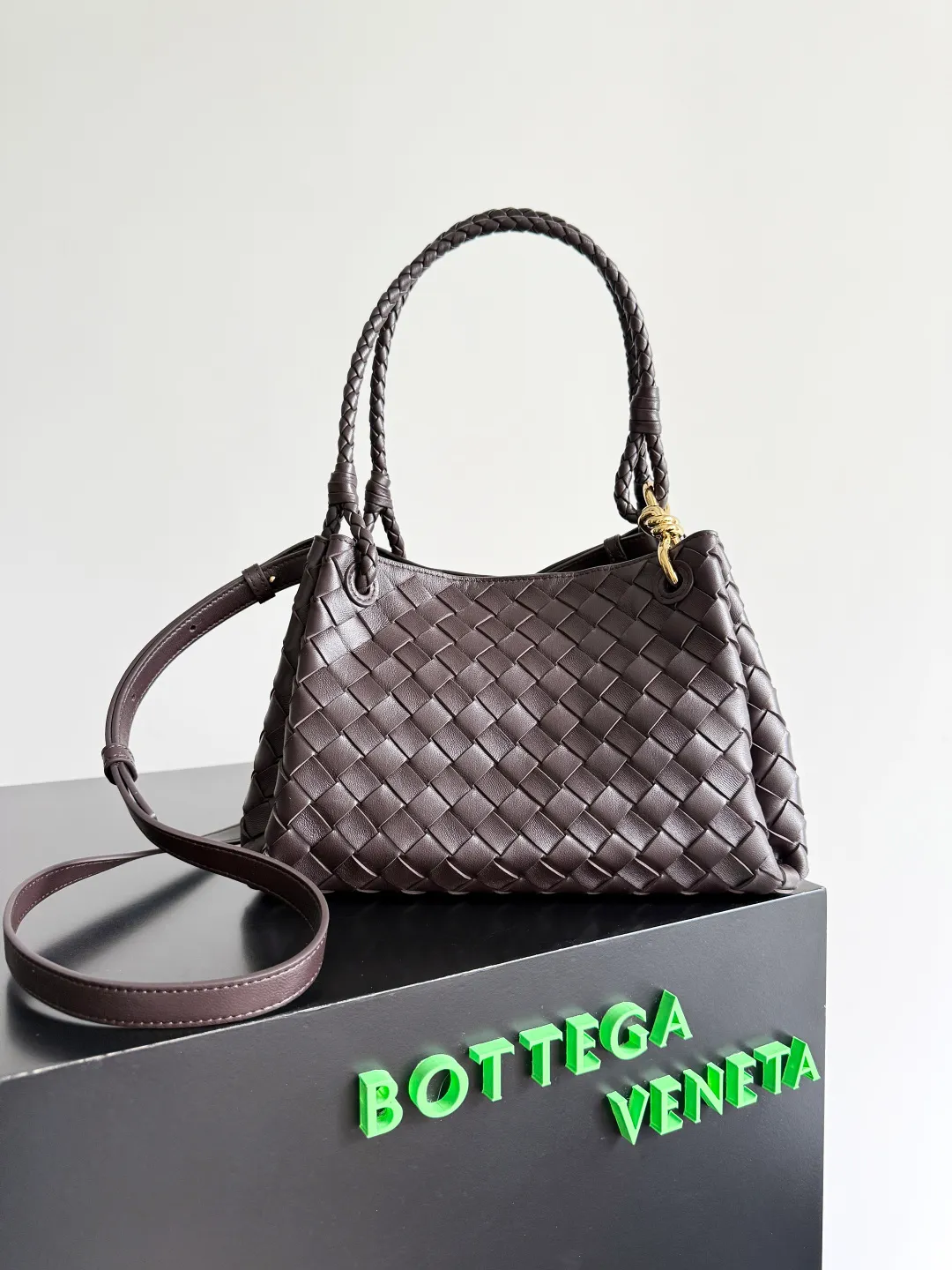 Batch 2060 BOTTEGA VENETA 2025 Autumn New Product Medium Parachuta The long-awaited new medium parachuta is here, with a unique appearance and iconic metal knots, and a whole piece of leather folds the four corners into a parachute shape! The exquisite Knot metal buckle is like putting jewelry on a bag. It is high-end and elegant. Its super capacity can hold all your things! The overall effect of this bag is very different from before. It is neither too delicate to provide a large capacity nor too bulky because of its practicality. It simply provides a perfectly suitable bag for casual and simple people👜 Style number: 835921 Size: 29.5*18.5*17.5cm